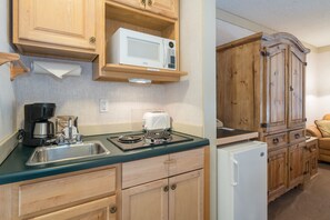 Room, 1 Bedroom | Private kitchen | Fridge, coffee/tea maker, toaster