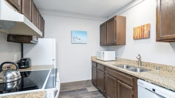 Condo, 1 Bedroom | Private kitchen | Fridge, oven, coffee/tea maker, toaster