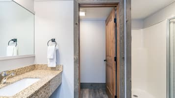 Condo, 1 Bedroom | Bathroom | Towels, shampoo