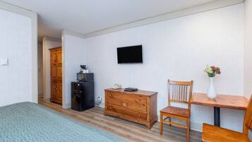 Room, 1 Bedroom | 1 bedroom, free WiFi