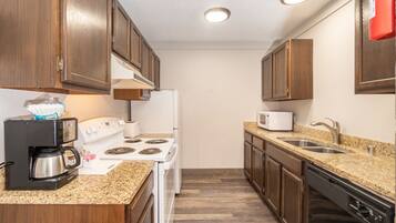 Condo, 1 Bedroom | Private kitchen | Fridge, oven, coffee/tea maker, toaster