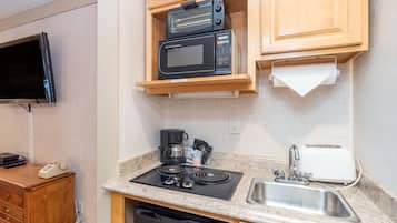 Room, 1 Bedroom | Private kitchen | Fridge, coffee/tea maker, toaster