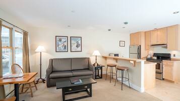 Condo, 1 Bedroom | Living area