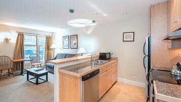 Condo, 1 Bedroom | Private kitchen | Fridge, oven, coffee/tea maker