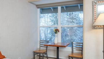 Room, 1 Bedroom | 1 bedroom, free WiFi