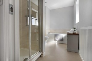 Baignoire, sèche-cheveux, shampoing