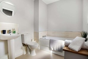 Kylpyamme, hiustenkuivaaja, pyyhkeet