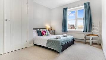 3 bedrooms, internet, bed sheets