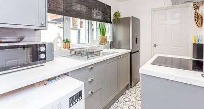 Boho Chic - Stylish Home in City Centre, Sleeps 4