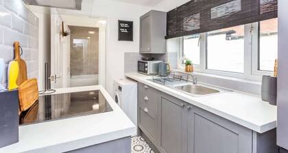 Two Bedroom Family Apartment Near Town Centre Chic Stay
