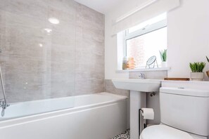 Bathtub, hair dryer - Stylish Boho Home - 10 Min Walk to Town Centre (Darlington)