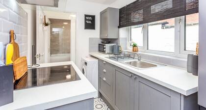 Boho Chic - Stylish Home in City Centre, Sleeps 4