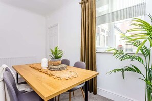 Dining - Stylish Boho Home - 10 Min Walk to Town Centre (Darlington)