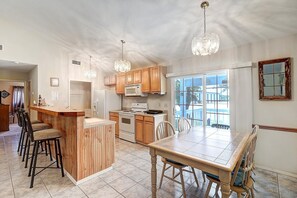 Ferienhaus, 2 Schlafzimmer | Eigene Küche | Kühlschrank, Ofen, Herdplatte, Wasserkocher mit Kaffee-/Teezubehör