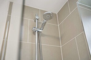 A shower with a handheld showerhead and a flexible hose. - Cozy 3BR Stay in Houghton-le-Spring | Sleeps 5+WiFI (Hetton-le-Hole)