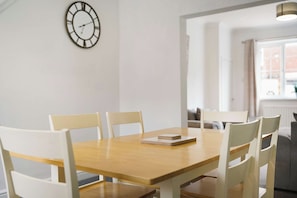 Gather around the dining table for relaxed meals in this bright, welcoming setting. With generous seating for everyone, it’s a comfortable spot for breakfast, shared dinners or catching up over a cup of coffee together throughout the day. - Cozy 3BR Stay in Houghton-le-Spring | Sleeps 5+WiFI (Hetton-le-Hole)
