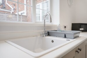 Prepare meals with ease in this bright, well-equipped kitchen, with everything needed for convenient everyday cooking. From a quick breakfast to a relaxed dinner, the practical layout makes it easy to cook comfortably throughout your stay. - Cozy 3BR Stay in Houghton-le-Spring | Sleeps 5+WiFI (Hetton-le-Hole)