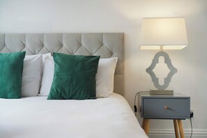 Settle into a restful bedroom designed for a comfortable night's sleep, with a cosy bed, bedside lighting and useful storage. It offers a peaceful place to switch off, recharge and enjoy some quiet time between days out exploring nearby. - Cozy 3BR Stay in Houghton-le-Spring | Sleeps 5+WiFI (Hetton-le-Hole)