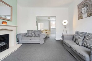 Settle into the inviting living room, with comfortable seating and a TV creating an easy setting for relaxed evenings. Enjoy a film by the fireplace, catch up over conversation or simply unwind after a day out exploring the local area. - Cozy 3BR Stay in Houghton-le-Spring | Sleeps 5+WiFI (Hetton-le-Hole)