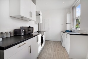 Køleskab, mikrobølgeovn, ovn, kogeplade