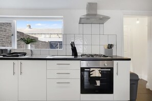 雪櫃、微波爐、焗爐、爐具