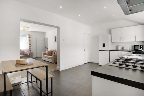 Peaceful two Bedroom Family Home with Backyard Parking WiFi