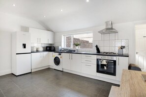 Frigorífico, microondas, horno y placa de cocina