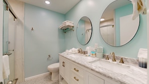 Condo, 2 phòng ngủ | Phòng tắm | Khăn tắm