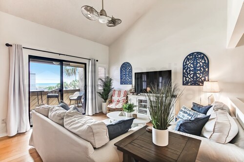 8 Sea Castles 3 Bedroom Condo by RedAwning