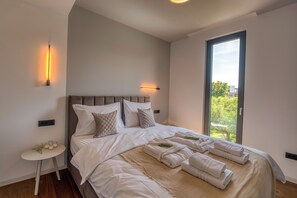 3 bedrooms, in-room safe, iron/ironing board, travel crib