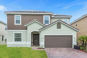 Exterior - Luxury 6BR Pool Villa! Near Disney-Close to Everything, Spa, 3000ft2!! (Kissimmee)