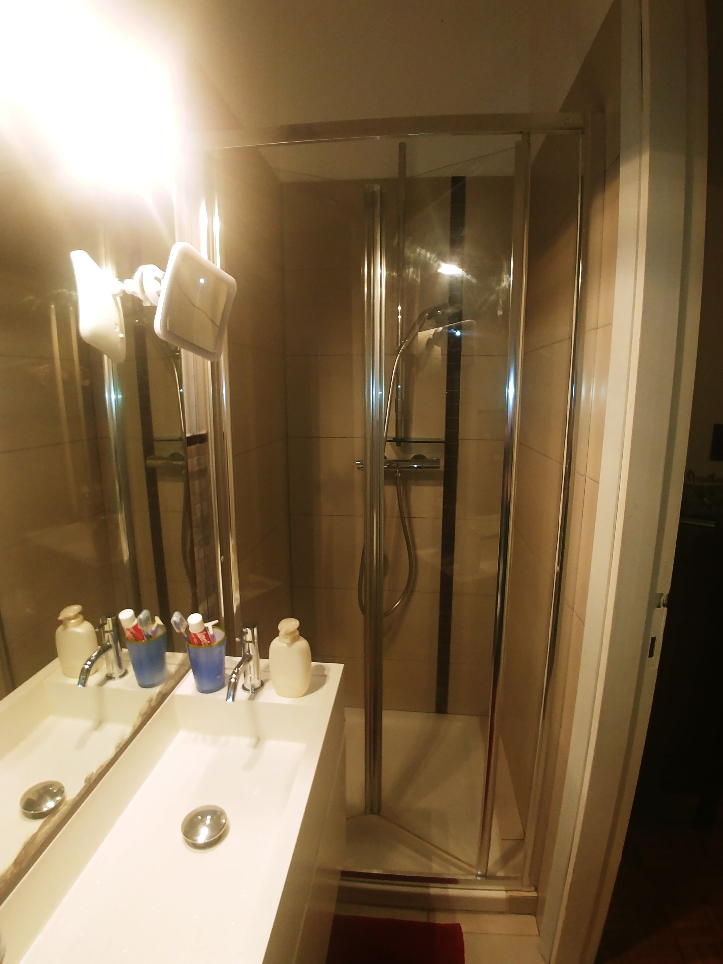 Dusche, Haartrockner, Bidet, Handtücher