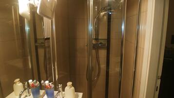 Een douche, een haardroger, een bidet, handdoeken