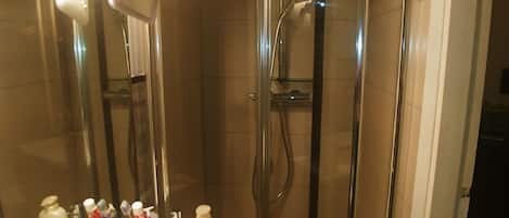 Dusche, Haartrockner, Bidet, Handtücher