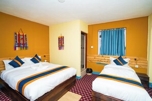 Dobbelt- eller tomannsrom – familie | Dundyner, senger med overmadrass og individuelt dekorert