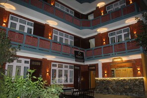 Fassade der Unterkunft – Abend/Nacht