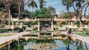 Un jardin paisible avec un bassin central, des allées et un kiosque.