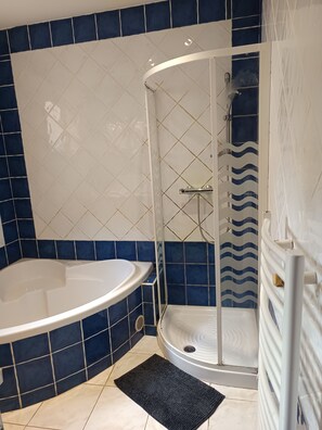 Shower, hair dryer, towels, toilet paper - Villa in quiet Garrigue, 5' from the center of Nîmes (Nîmes)