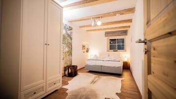 2 bedrooms, travel crib, free WiFi, bed sheets