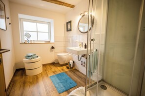 Dusche, Haartrockner, Handtücher, Seife