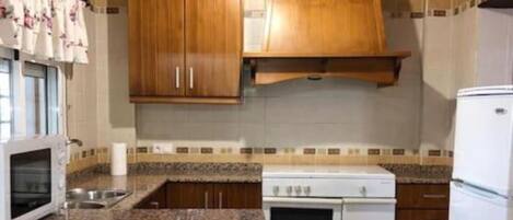 Een koelkast, een microgolfoven, een oven, een vaatwasser