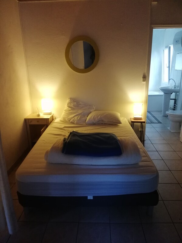 3 Schlafzimmer, Bügeleisen/Bügelbrett