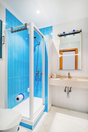 Traditioneel appartement | Badkamer | Een douche, een regendouche, een haardroger, handdoeken