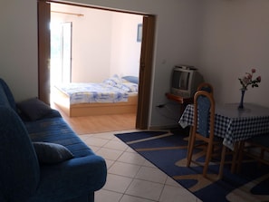 Apartment, Smoking