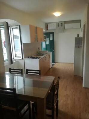 Apartment, Smoking