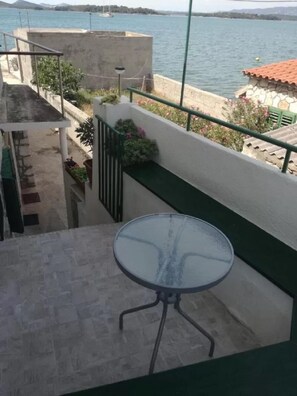 Apartment, Smoking