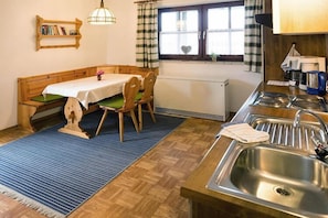 Kühlschrank, Ofen, Herdplatte, Wasserkocher mit Kaffee-/Teezubehör