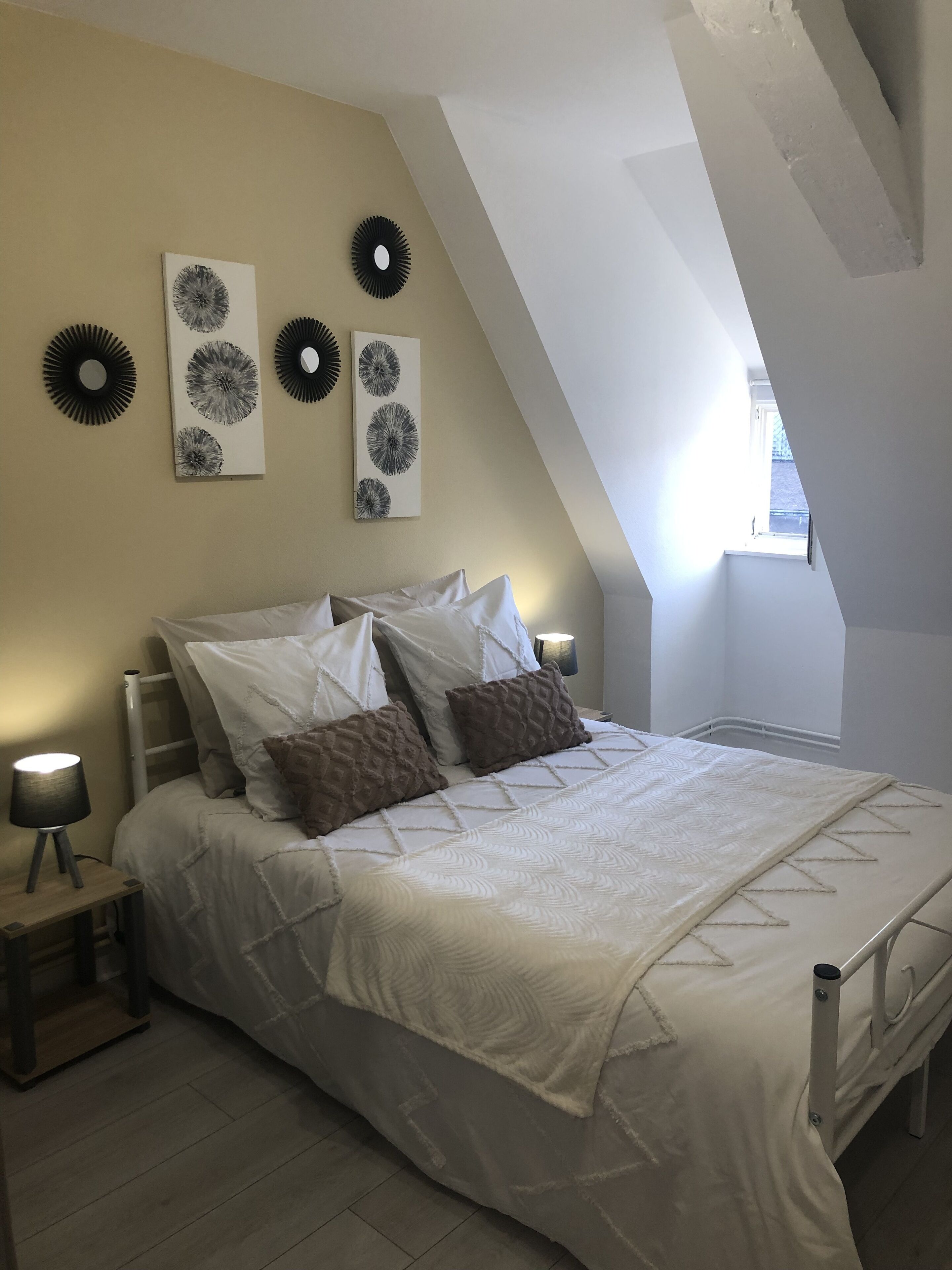 3 habitaciones, tabla de planchar con plancha y cuna de viaje 