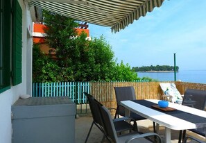 Room - Holiday Houses, Villas Villa Jadran - 10 m From Beach (Preko)