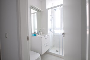 Apartament familiar | Bany | Dutxa, articles de tocador gratuïts, assecador de cabells i tovalloles 